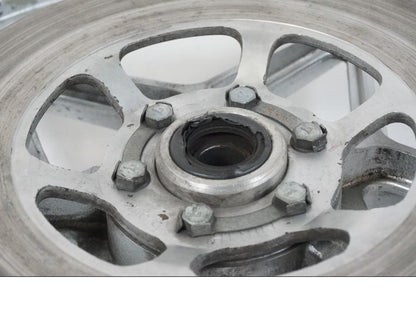 Höger sida på Fälg från en Suzuki GSX 750 -1980 motorcykel.