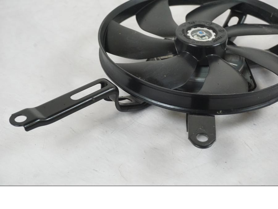 Baksidan på Vattenkylfläkt från en Yamaha MT-09 -2019 motorcykel.