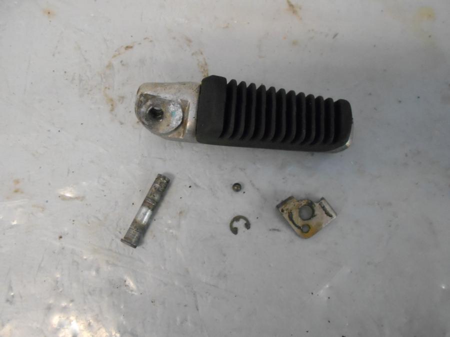 Framsidan på Fotpinne från en Suzuki GSX 1400 -2003 motorcykel.