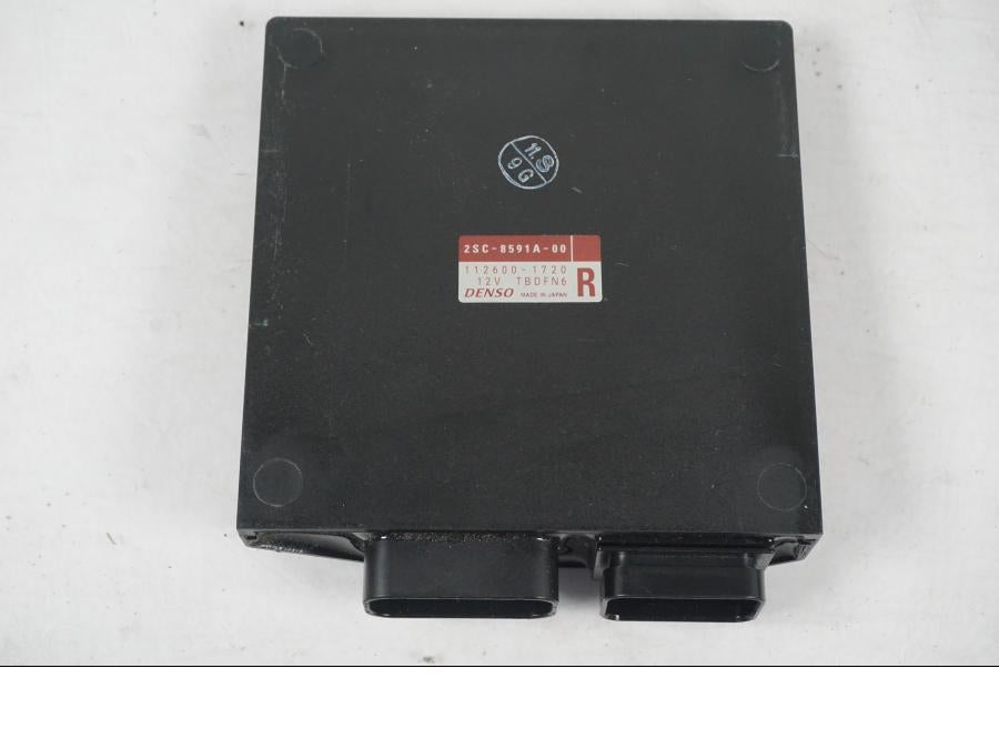 Snett nerifrån på <p>Låssats från Yamaha MT-09 Tracer ABS 2016.</p>

<p>Tändningslås, antenn, cdi/ecu (2SC-8591A-00), tanklock, sadellås, 1st röd nyckel och 2st svarta nycklar</p> motorcykel.