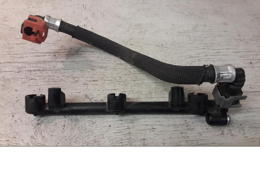 Framsidan på Fuel Rail från en Triumph Daytona 675 -2009 motorcykel.