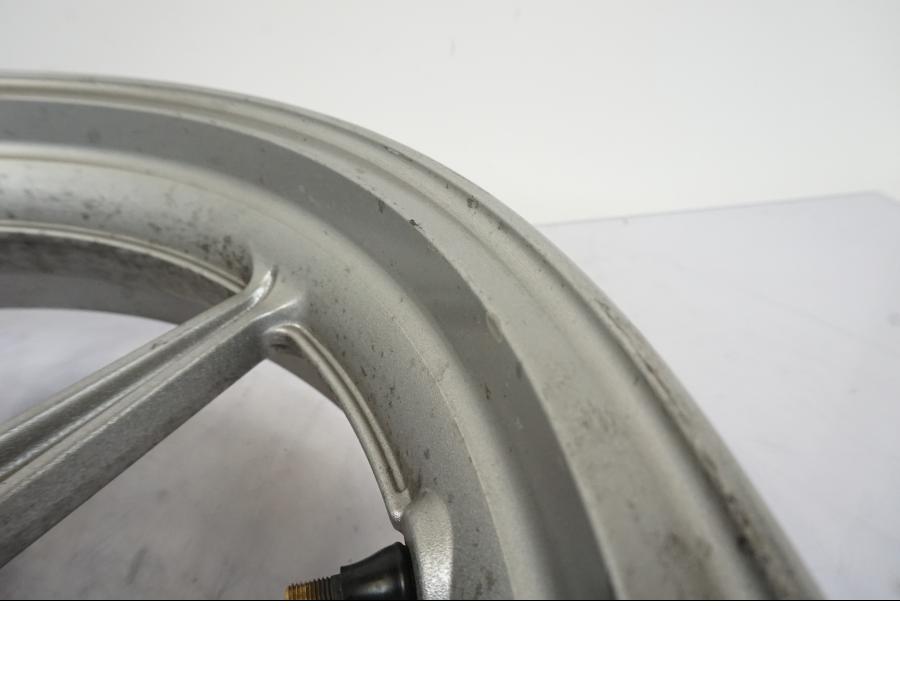 Extrabild4 på Fälg från en Kawasaki ER-6F -2010 motorcykel.