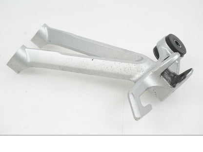 Snett nerifrån på Fotpinnefäste från en Suzuki GSX-R 1000 -2007 motorcykel.