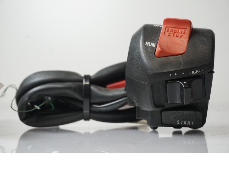 Framsidan på Styrelreglage från en Honda CB 750 SF -1993 motorcykel.