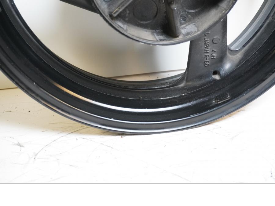 Höger sida på Fälg från en Yamaha FZ-S 600 -1998 motorcykel.