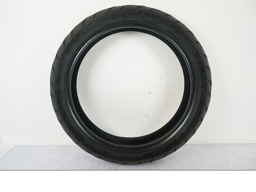 Framsidan på <p>Begagnad däck av märket Dunlop och modell Arrowmax StreetSmart.</p>

<p>Märke från inbromsning se bild.</p>

<p>Dimension 130/70-17 M/C 62H. </p>

<p>Mönsterdjup ca: 5,10mm.</p>

<p>Mönsterdjup yttre kant ca: 5,50mm.</p>

<p>Tillv: vecka 40 år 2018.</p> moped.