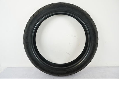 Framsidan på <p>Begagnad däck av märket Dunlop och modell Arrowmax StreetSmart.</p>

<p>Märke från inbromsning se bild.</p>

<p>Dimension 130/70-17 M/C 62H. </p>

<p>Mönsterdjup ca: 5,10mm.</p>

<p>Mönsterdjup yttre kant ca: 5,50mm.</p>

<p>Tillv: vecka 40 år 2018.</p> moped.