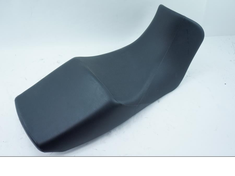 Vänster sida på Sadel från en Suzuki DL 650 -2004 motorcykel.