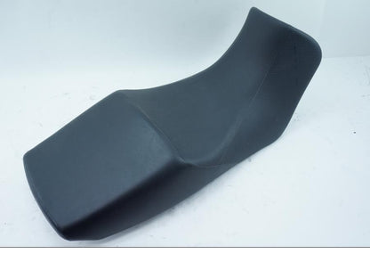 Vänster sida på Sadel från en Suzuki DL 650 -2004 motorcykel.