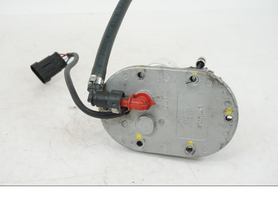 Snett nerifrån på Bensinpump insprut från en Aprilia Tuono V4R -2011 motorcykel.