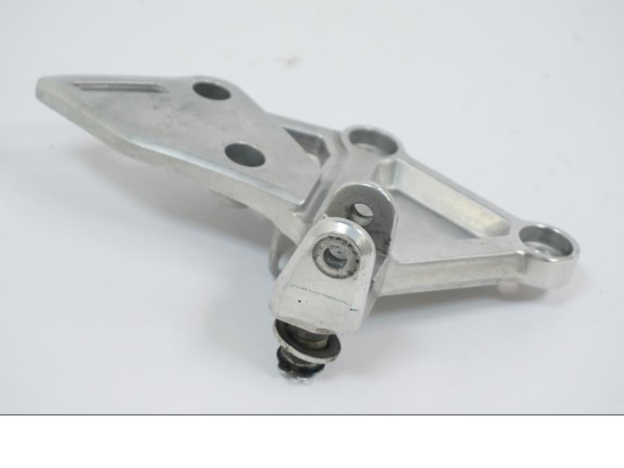 Framsidan på Fotpinnefäste från en Honda CB 650 R -2019 motorcykel.