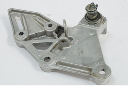 Vänster sida på Fotpinnefäste från en Honda CB 650 R -2019 motorcykel.