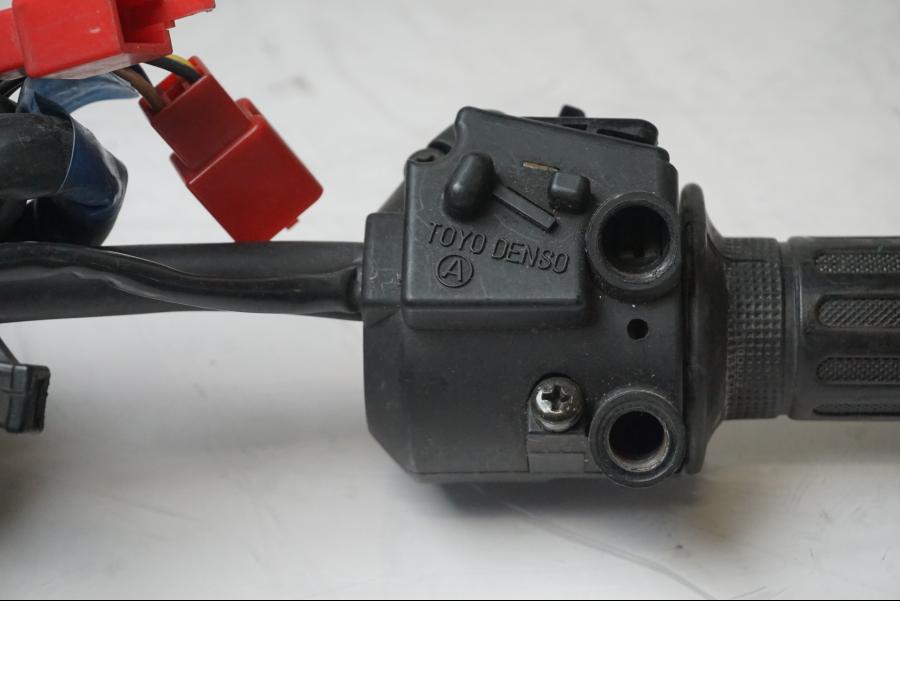 Snett nerifrån på Styrelreglage från en Honda CBR 600 -1995 motorcykel.