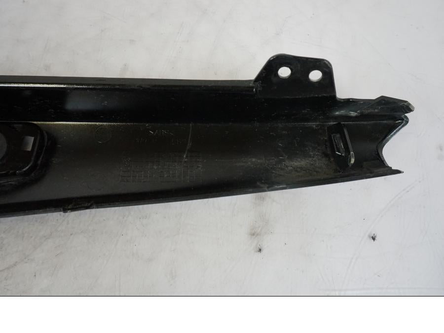 Snett nerifrån på Bakvinge från en Kawasaki ER-6F -2010 motorcykel.