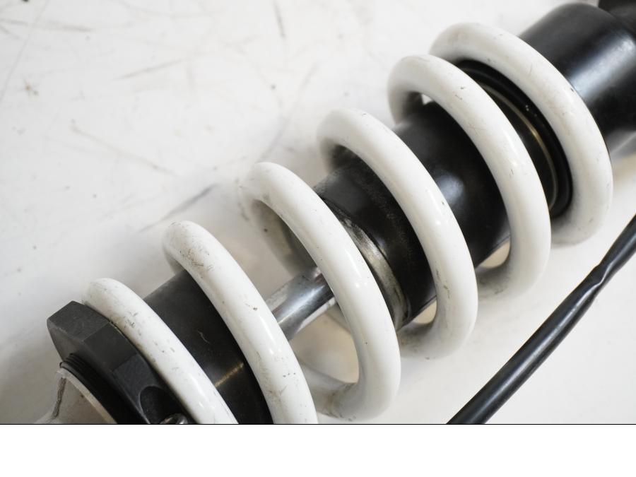 Snett uppifrån på Stötdämpare ESA från en BMW K 1200 R -2006 motorcykel.