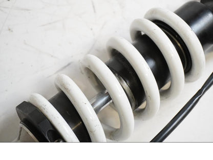 Snett uppifrån på Stötdämpare ESA från en BMW K 1200 R -2006 motorcykel.