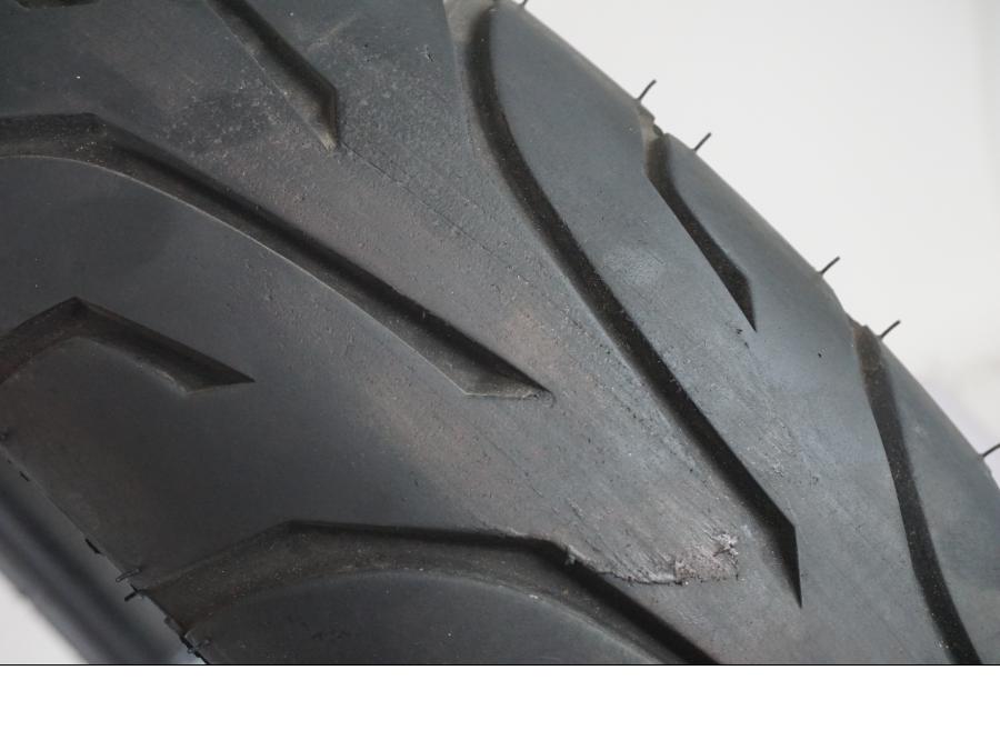 Extrabild2 på <p>Begagnad däck av märket Dunlop och modell Arrowmax StreetSmart.</p>

<p>Märke från inbromsning se bild.</p>

<p>Dimension 130/70-17 M/C 62H. </p>

<p>Mönsterdjup ca: 5,10mm.</p>

<p>Mönsterdjup yttre kant ca: 5,50mm.</p>

<p>Tillv: vecka 40 år 2018.</p> moped.