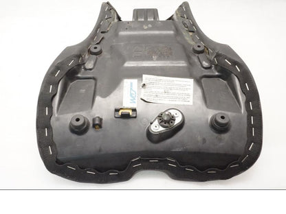 Vänster sida på Sadel från en Triumph Daytona 675 -2008 motorcykel.