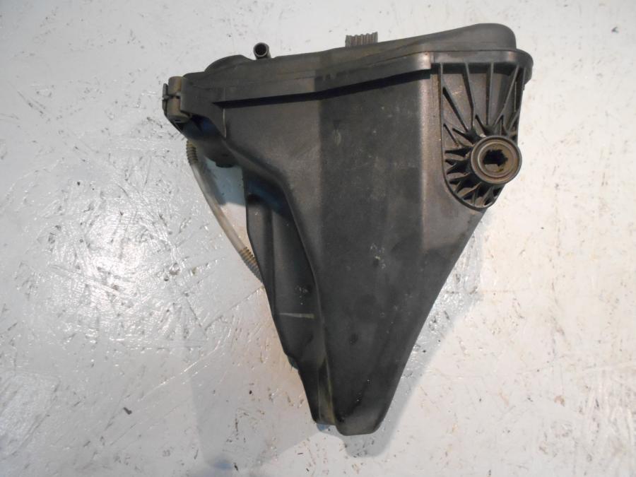 Vänster sida på Oljetank från en BMW K 1300 R -2009 motorcykel.