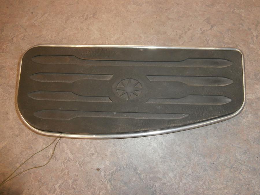 Framsidan på Fotplatta från en Yamaha XVS 1300 -2008 motorcykel.