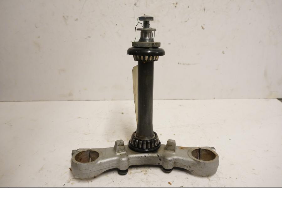 Framsidan på Gaffelkrona från en Suzuki GS 500 -2004 motorcykel.