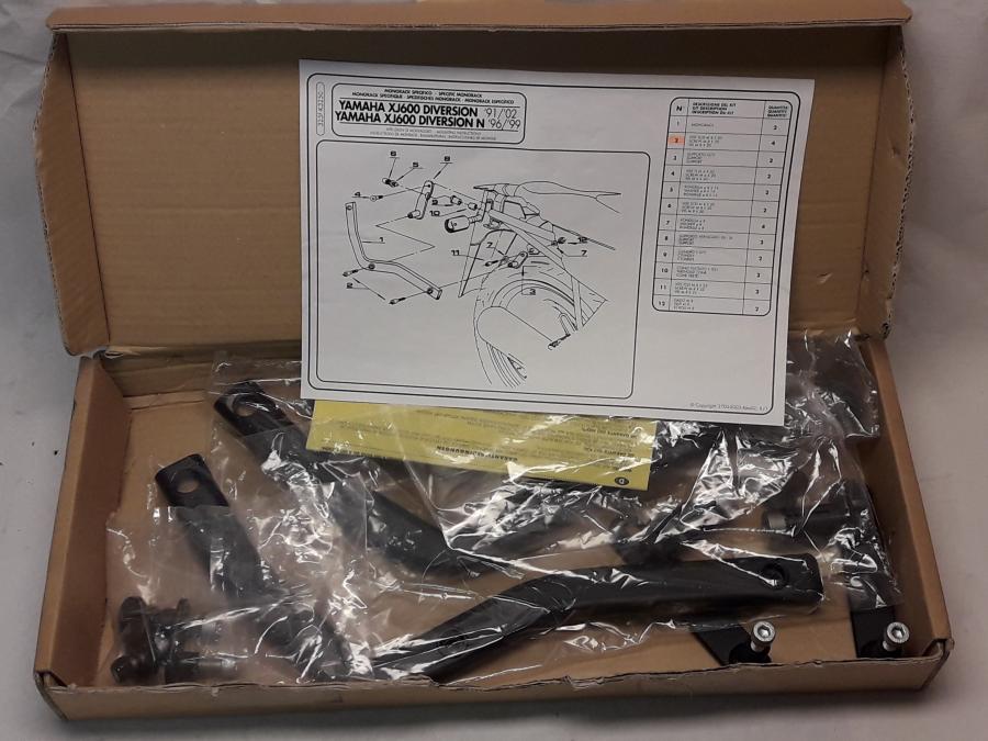 Framsidan på Topboxfäste från en Yamaha XJ 600 Diversion -2002 motorcykel.