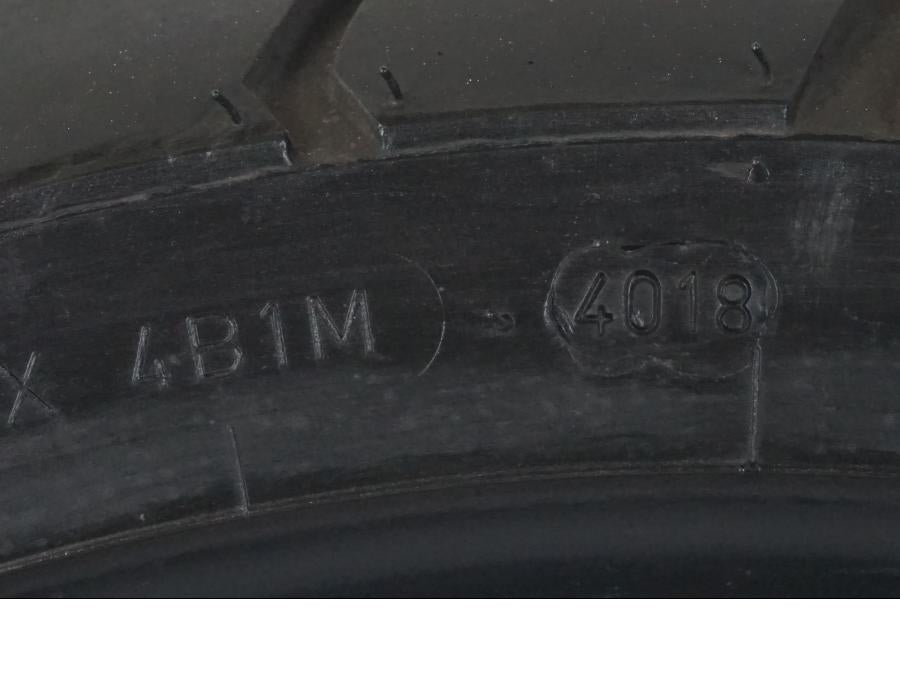 Höger sida på <p>Begagnad däck av märket Dunlop och modell Arrowmax StreetSmart.</p>

<p>Märke från inbromsning se bild.</p>

<p>Dimension 130/70-17 M/C 62H. </p>

<p>Mönsterdjup ca: 5,10mm.</p>

<p>Mönsterdjup yttre kant ca: 5,50mm.</p>

<p>Tillv: vecka 40 år 2018.</p> moped.