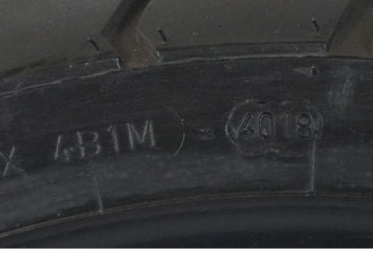 Höger sida på <p>Begagnad däck av märket Dunlop och modell Arrowmax StreetSmart.</p>

<p>Märke från inbromsning se bild.</p>

<p>Dimension 130/70-17 M/C 62H. </p>

<p>Mönsterdjup ca: 5,10mm.</p>

<p>Mönsterdjup yttre kant ca: 5,50mm.</p>

<p>Tillv: vecka 40 år 2018.</p> moped.