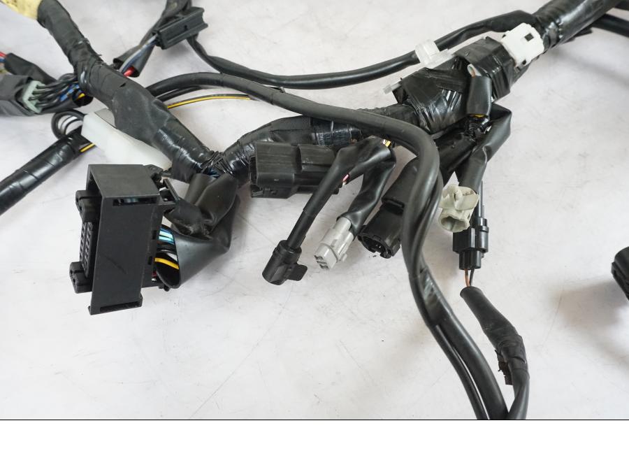 Vänster sida på Kabelstam från en Yamaha MT-09 -2020 motorcykel.