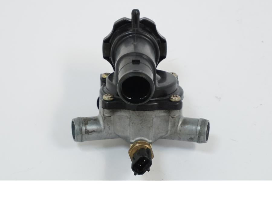 Baksidan på Vattentermostathus från en Kawasaki VN 1500 -2002 motorcykel.