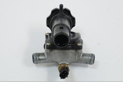 Baksidan på Vattentermostathus från en Kawasaki VN 1500 -2002 motorcykel.