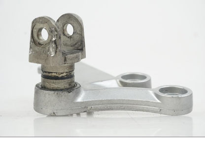 Baksidan på Fotpinnefäste från en Suzuki GSX-R 750 -2009 motorcykel.