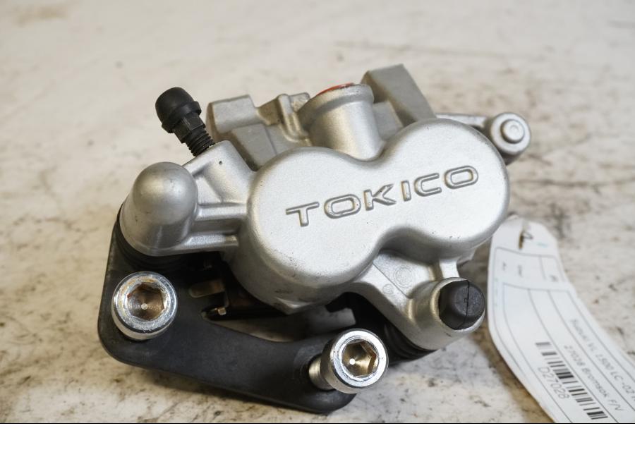 Framsidan på Bromsok från en Suzuki VL 1500 -2002 motorcykel.