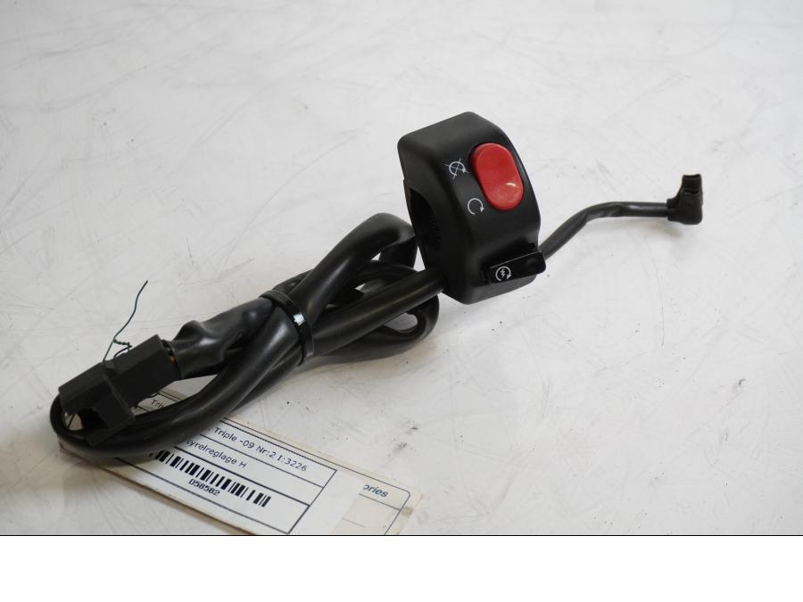 Framsidan på Styrelreglage från en Triumph Street Triple -2009 motorcykel.