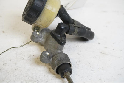 Baksidan på Bromshuvudcylinder från en Honda XRV 750 -1998 motorcykel.