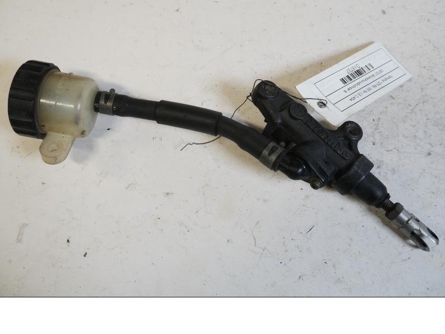 Framsidan på Bromshuvudcylinder från en Yamaha YZF R6 -2000 motorcykel.