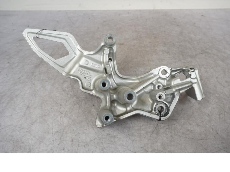 Vänster sida på Fotpinnefäste från en BMW F 800 R -2018 motorcykel.