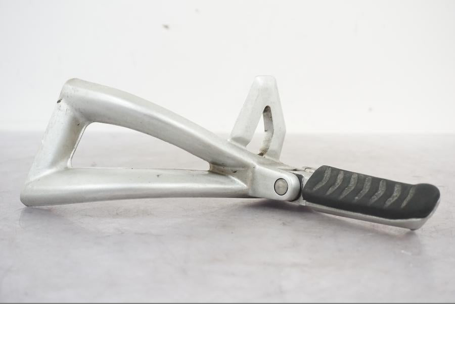 Baksidan på Fotpinnefäste från en Triumph Tiger -2009 motorcykel.