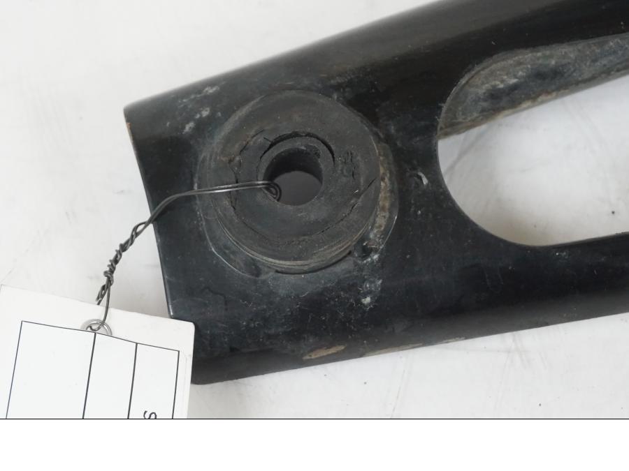 Vänster sida på Ljuddämparfäste från en Suzuki VZR 1800 -2009 motorcykel.