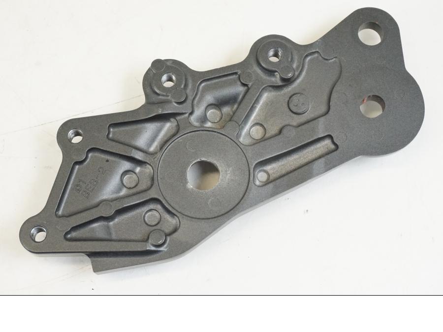 Vänster sida på Fotpinnefäste inre från en Yamaha YZF R7 -2022 motorcykel.