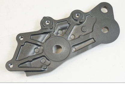 Vänster sida på Fotpinnefäste inre från en Yamaha YZF R7 -2022 motorcykel.