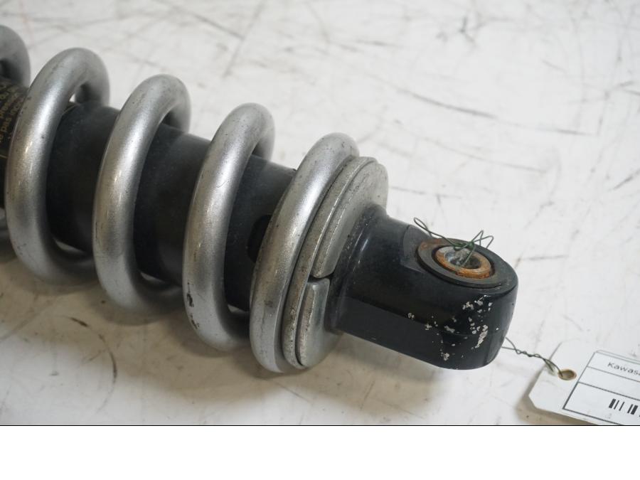 Baksidan på Stötdämpare från en Kawasaki Versys 650 -2007 motorcykel.