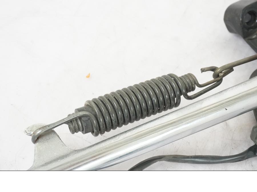 Snett nerifrån på Sidostöd från en Yamaha XVS 1100 -2000 motorcykel.