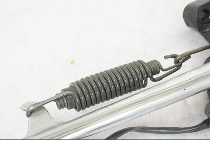 Snett nerifrån på Sidostöd från en Yamaha XVS 1100 -2000 motorcykel.