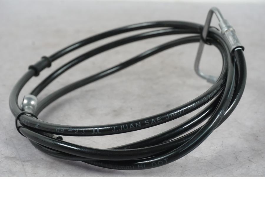 Snett uppifrån på Bromsledning från en Ducati Multistrada V4 -2024 motorcykel.