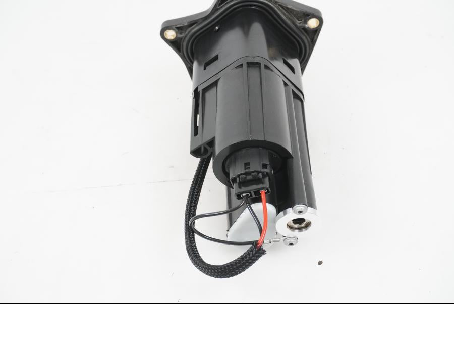 Baksidan på Bensinpump insprut från en KTM 1290 Super Adventure S -2022 motorcykel.