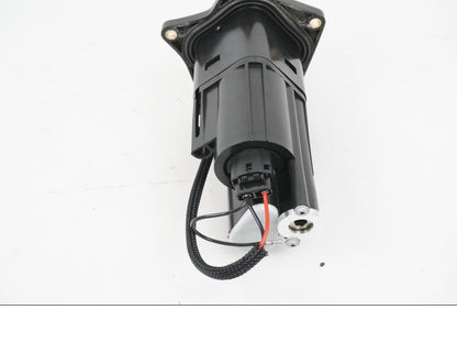 Baksidan på Bensinpump insprut från en KTM 1290 Super Adventure S -2022 motorcykel.