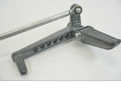 Baksidan på Fotpinnesats från en Universal Universal -0 moped.