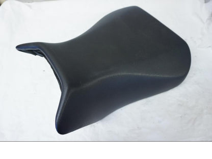 Baksidan på Sadel från en Suzuki SV 650 -2004 motorcykel.