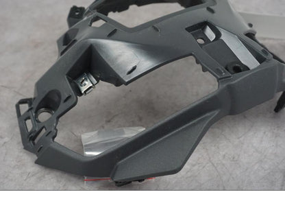 Baksidan på Strålkastarsarg från en Yamaha MT-09 -2024 motorcykel.